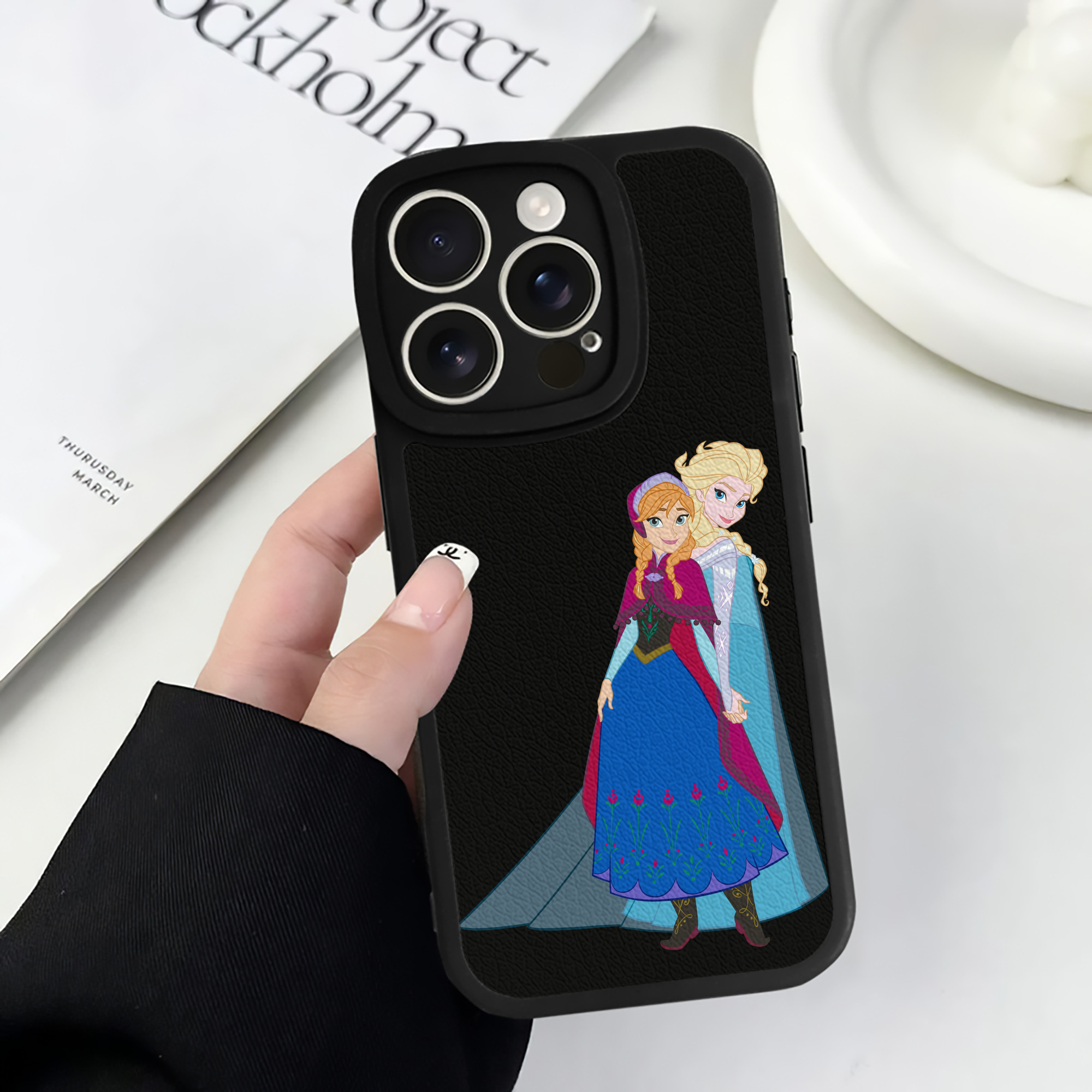 （画像用） アナと雪の女王 アンナ エルサ Frozen Anna Elsa 【iPhone 16シリーズ対応】シリコンスマホケース（レザー調） 材質：シリコン